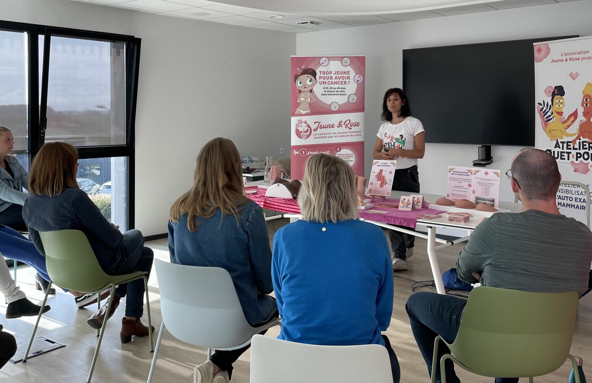 Collaborateurs à l'occasion d'un événement pour Octobre Rose