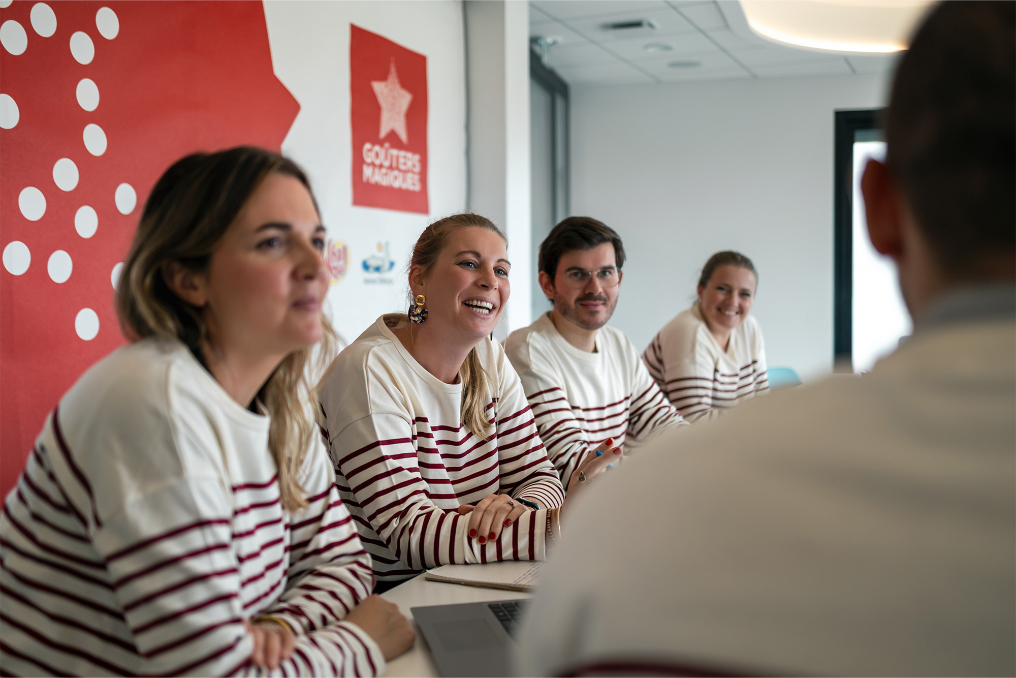 Collaborateurs en réunion au siège